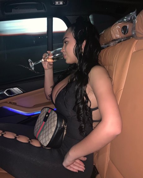 Colombiana Bombshell Mel xxx pornstar photos