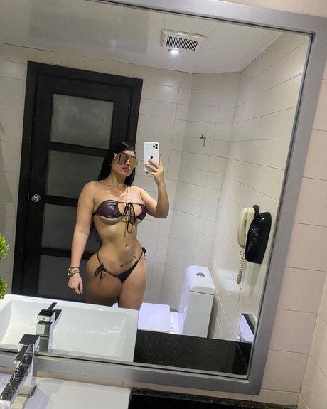 Colombiana Bombshell Mel pretty model img