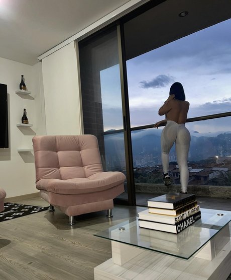 Colombiana Bombshell Mel pornographic model pictures