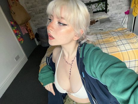 M Ae 3 pretty actress pic