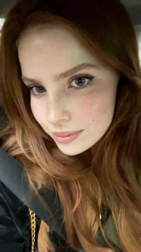 Emily Deyt Aysage star hot picture