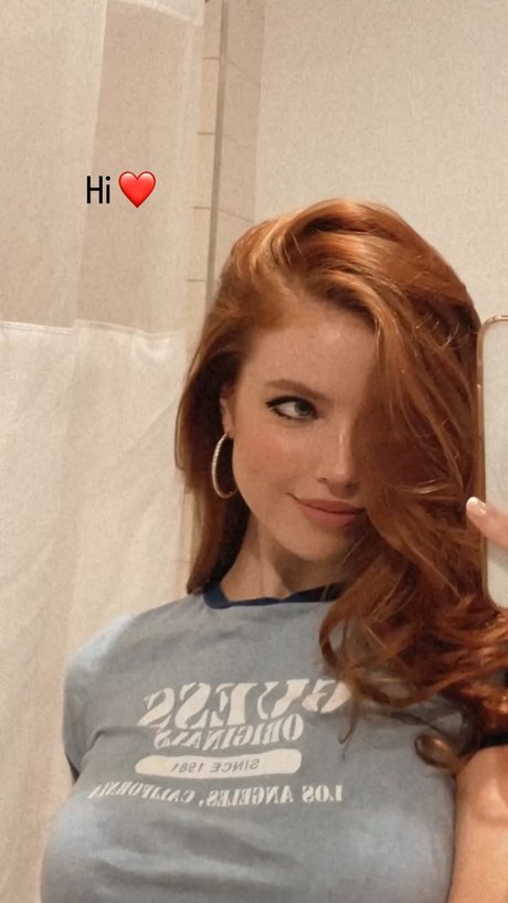 Emily Deyt Aysage star hd photo