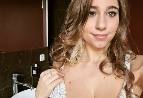 Yonia pornstar naked pictures