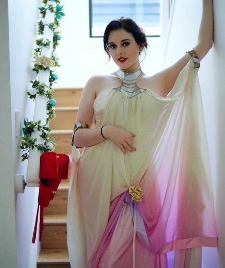 Juicyiris model nude picture