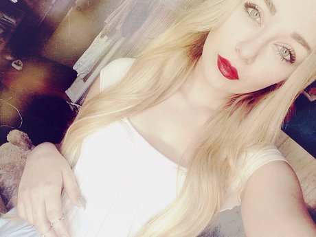 Elyse Summer hd model img