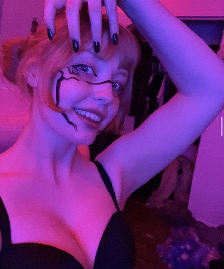 Initialelon pornstar nude pic