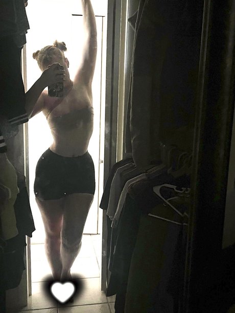 Initialelon naked star image