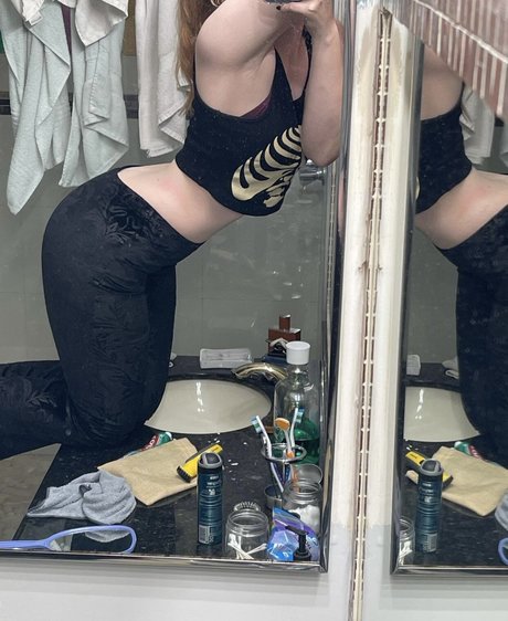 Initialelon naked actress photo