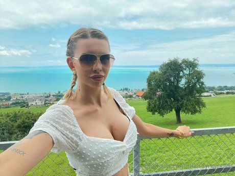 Mandy Reynolds pornstar hd img