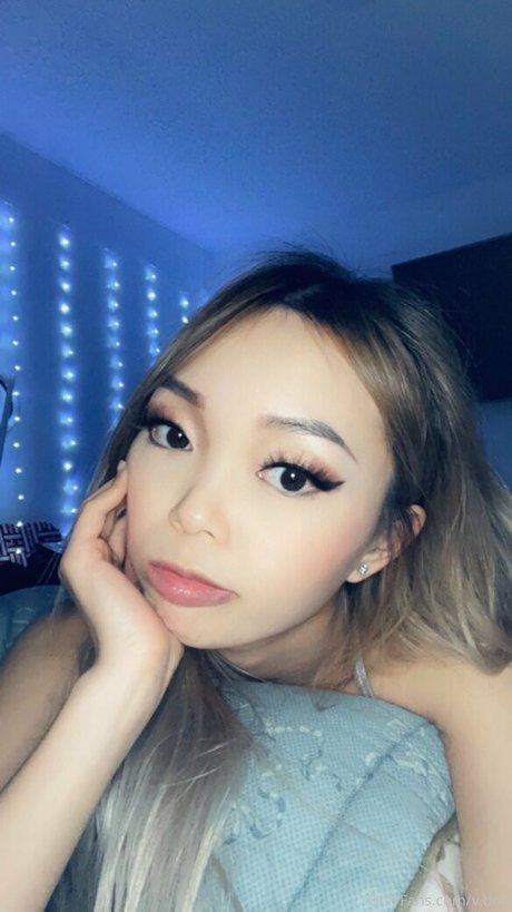 V boo pornographic model photo