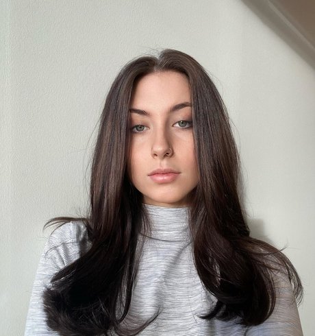 initialbrat model naked pic