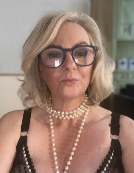 CourtesanAnna model adult pictures