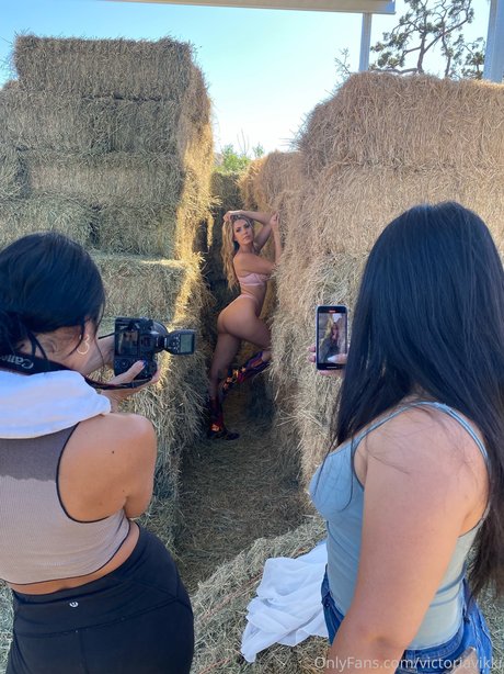 Victoria Larson model art images