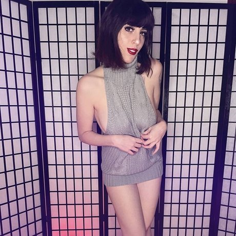 Lauramunay sexy actress pics