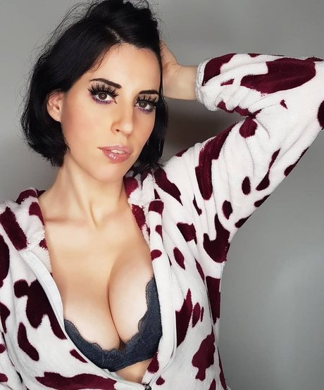 Lauramunay pornstar nude photo