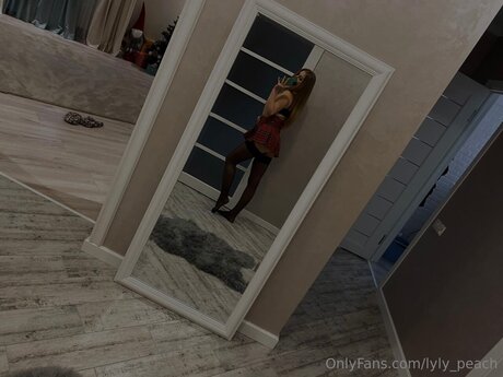 Lyly Peach star pornographic picture