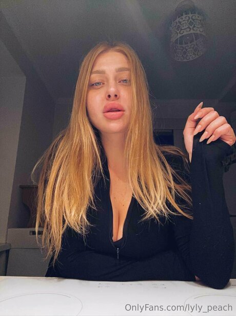 Lyly Peach model exclusive gallery