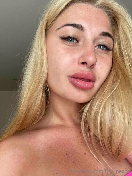 Lyly Peach beautiful actress photos