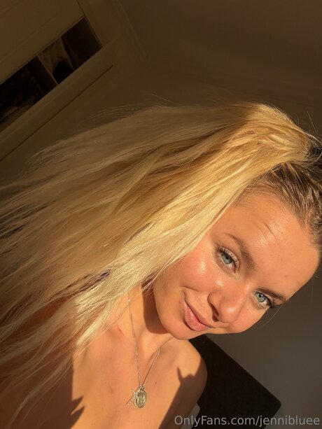Jennibluee model erotic pictures