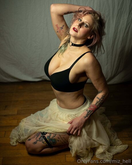 Miz Hell pretty star img