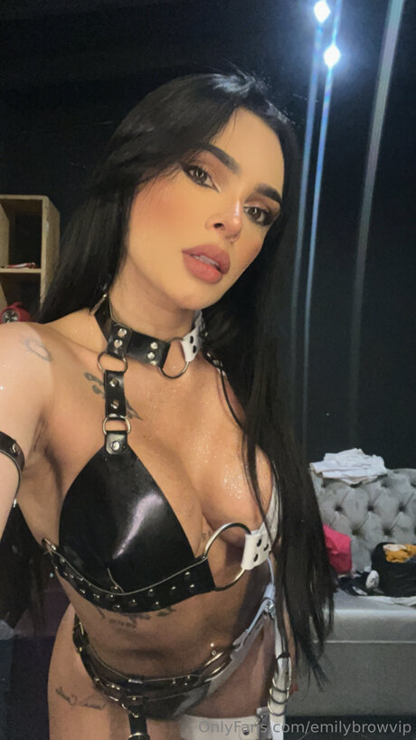 Emilybrowvip model pic