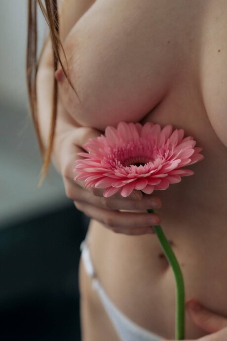 Inlikoris model naked image