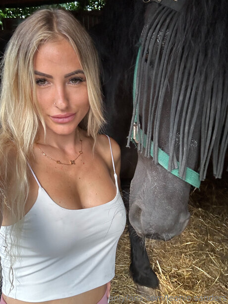 Leonie Sanders star exclusive images