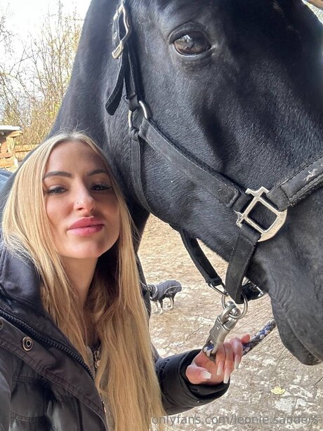 Leonie Sanders pornstar sexy image