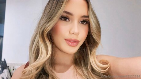 Sabrinasweeney top actress picture