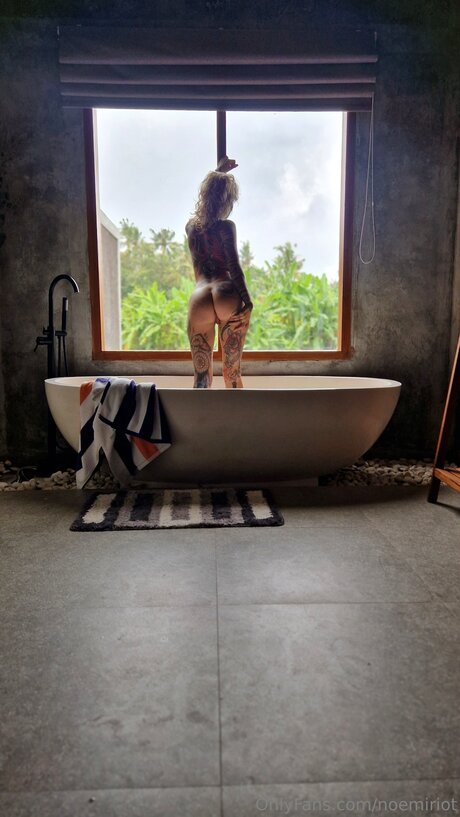 Noemiriot pornstar sexy pic