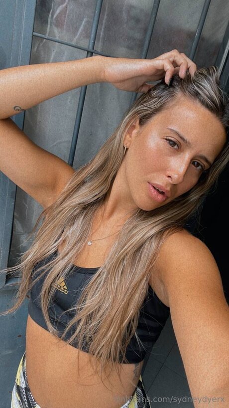 Sydneydyerx hot pornstar picture