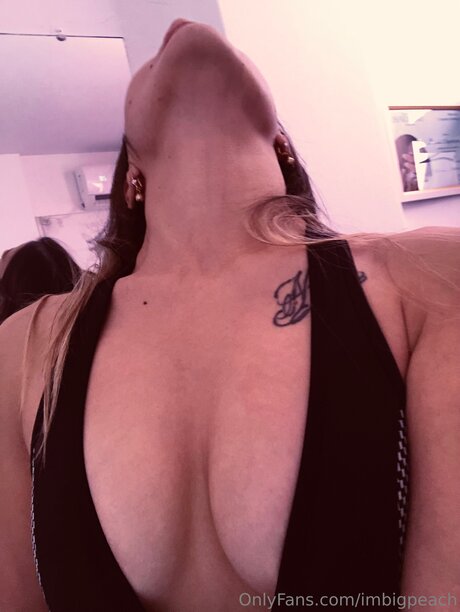 Imbigpeach model sexy picture