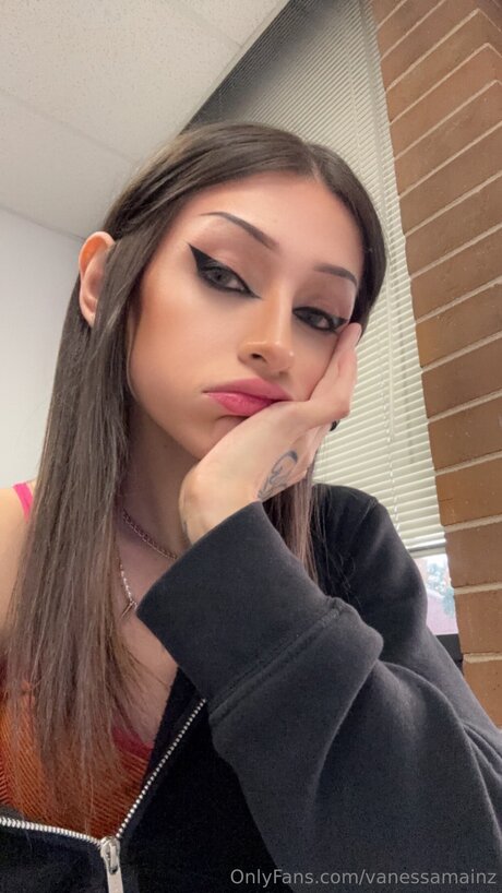 Vanessamainz model top pic