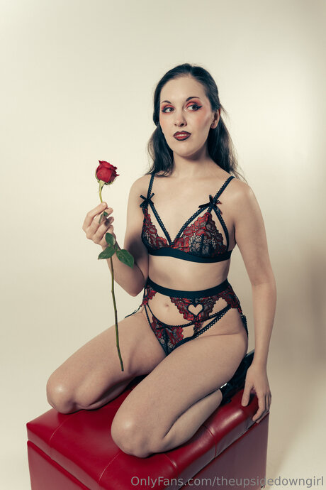 Theupsidedowngirl model top photo