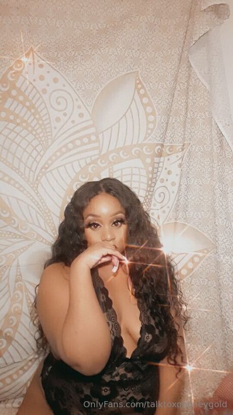 Talktoxohoneygold naked star picture