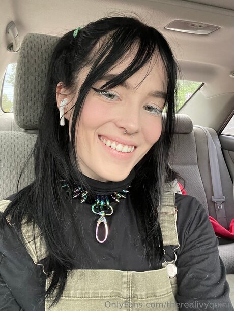 Ivyquinn Tv model top image