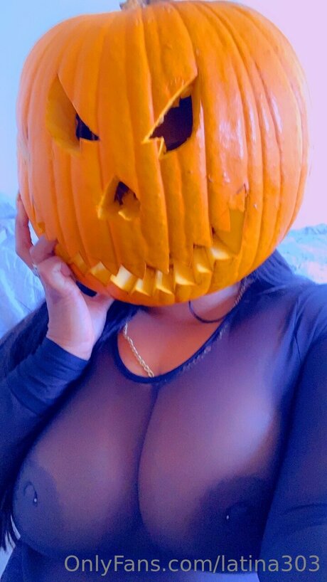 Latina303 pretty model image