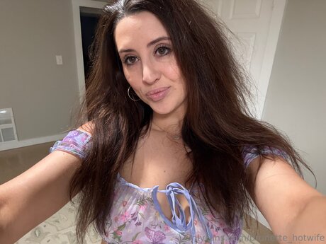 Brunette Hotwife nudes star picture