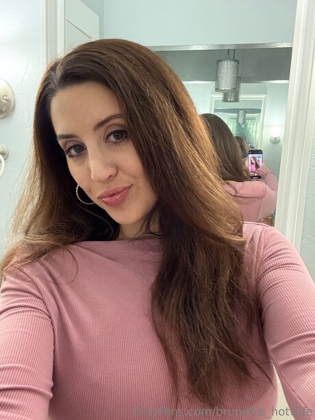 Brunette Hotwife model nude pictures