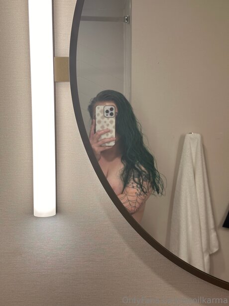 Spoilkarma model perfect pictures