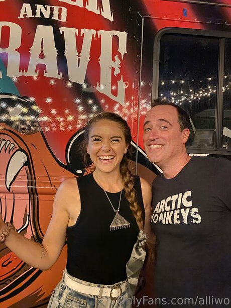 Alliwo model naked pictures