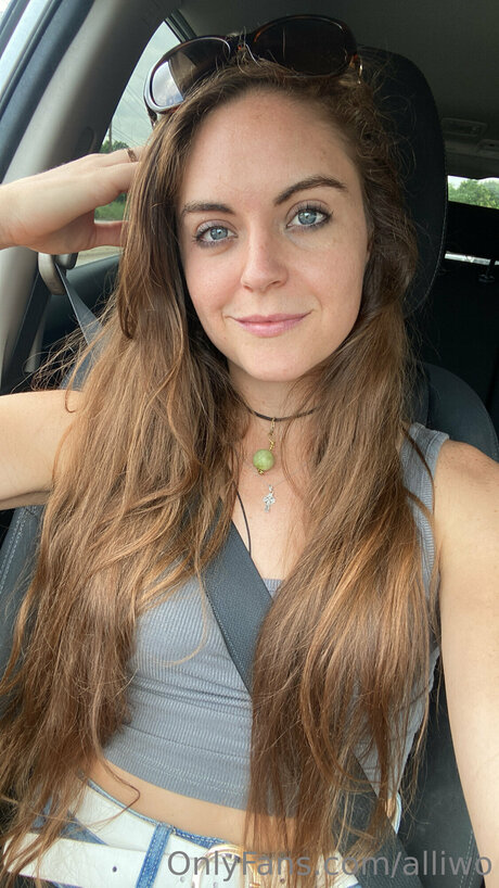 Alliwo nude actress img