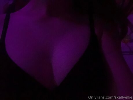 Skellyellie model sexy photo