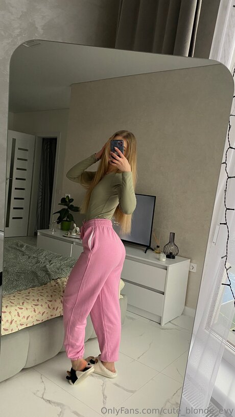 Cute Blonde Evy erotic model pics