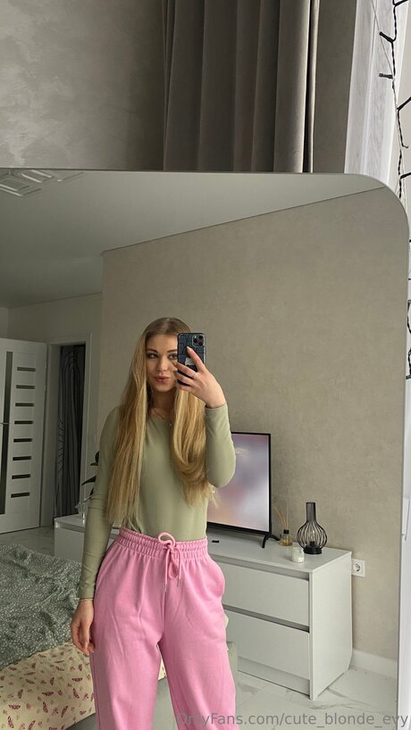 Cute Blonde Evy star art pic