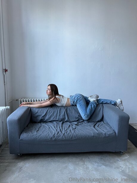 Shine Inessa free model pic