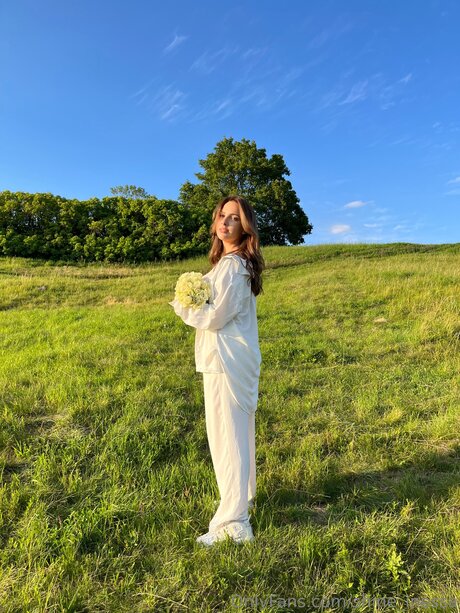 Shine Inessa star sexy image