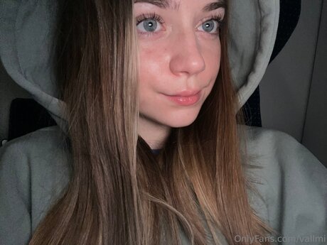 Vallmi model adult photo