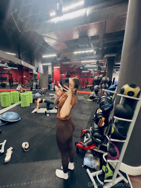 Vallmi hot model picture