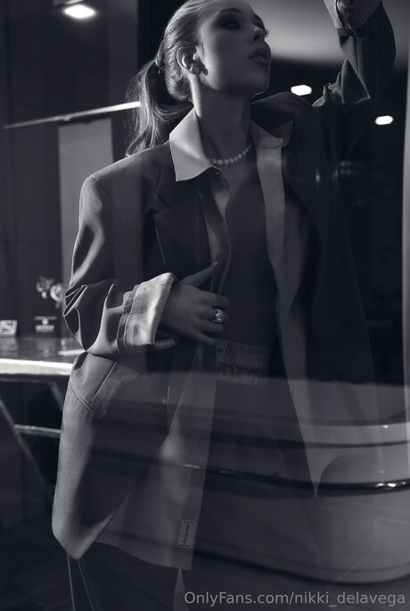 Nikki Delavega hd model photos